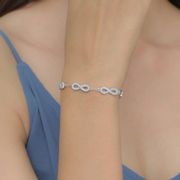 Les bracelets femme infini : symboles d'amour et d'amitié